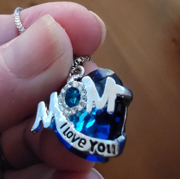 MOM HEART 💙 NECKLACE - Picture 2 of 4